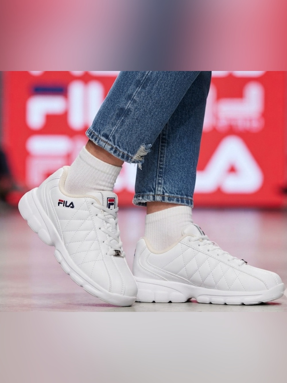 Authentic Fila woman’s signature designer sneakers sz 6